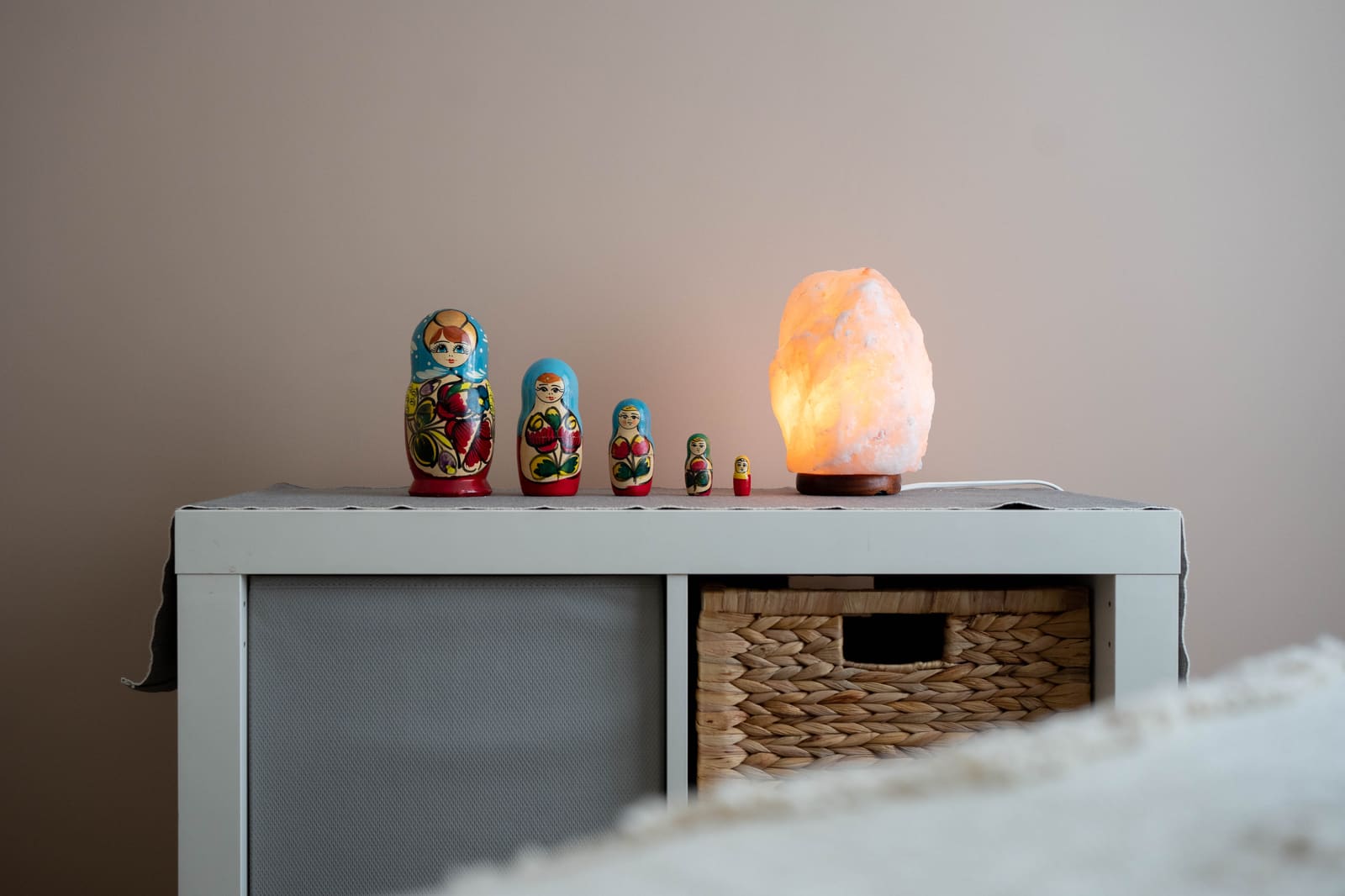 Lampe de sel et poupées russes au cabinet de Meylan