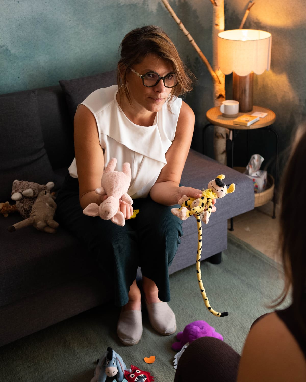 Kristel Thorand pendant une séance Raconte-moi mon histoire, peluches en main