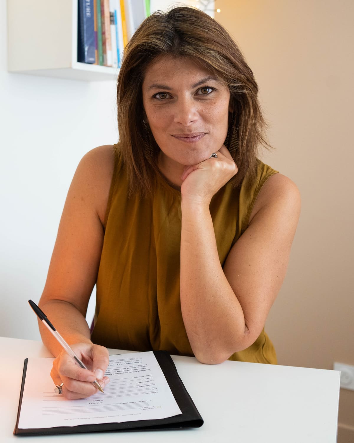 Kristel Thorand à son bureau, au cabinet